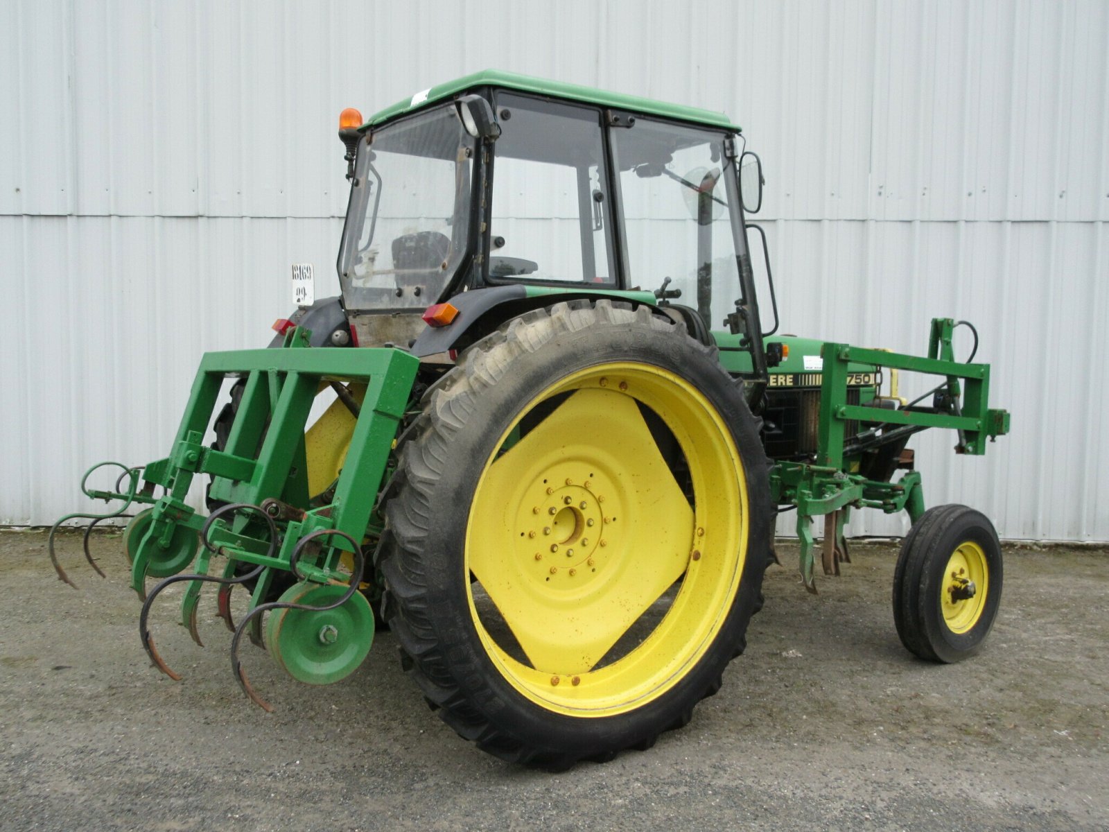 Traktor типа John Deere JOHN DEERE 1750 LEGUMIER, Gebrauchtmaschine в PLOUIGNEAU (Фотография 4)