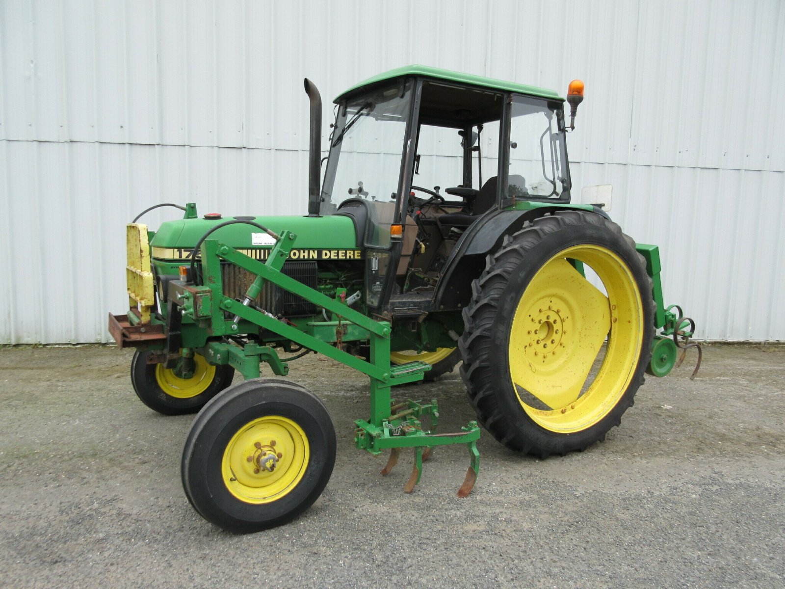 Traktor типа John Deere JOHN DEERE 1750 LEGUMIER, Gebrauchtmaschine в PLOUIGNEAU (Фотография 1)