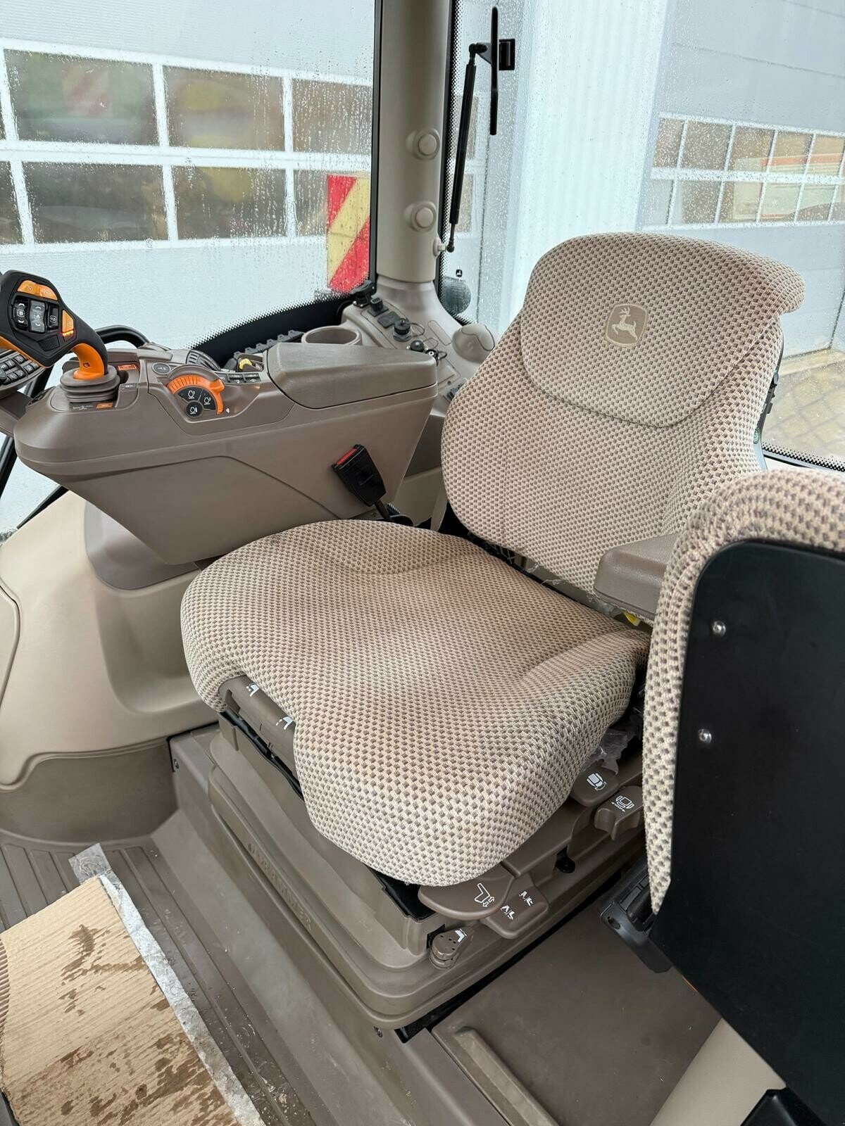 Traktor типа John Deere JOHN DERRE 6250 R AUTOPOWER, Gebrauchtmaschine в LAIGNES (Фотография 9)