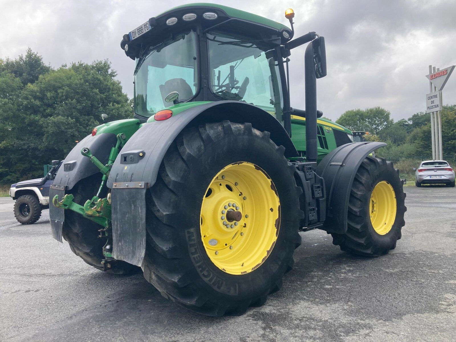 Traktor des Typs John Deere TRACTEUR JD 7210R, Gebrauchtmaschine in PLOUIGNEAU (Bild 4)