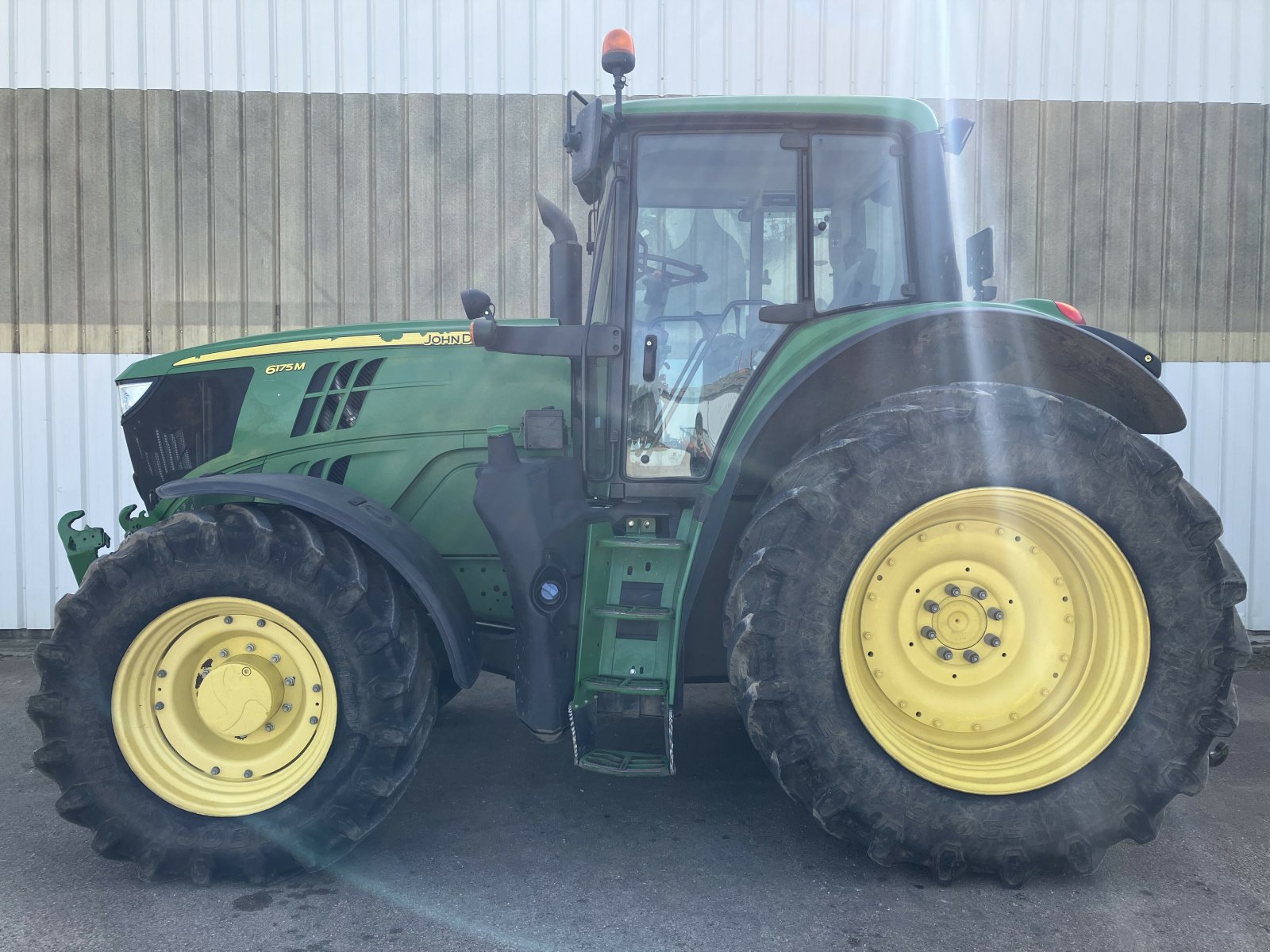 Traktor des Typs John Deere TRACTEUR JOHN DEERE 6175 M, Gebrauchtmaschine in VAROIS & CHAIGNOT (Bild 2)