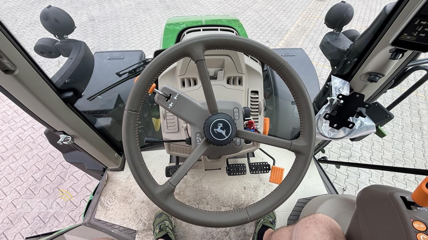 Traktor of the type John Deere TRAKTOR 6120M MIT KABINE, Neumaschine in Nordenham (Picture 23)