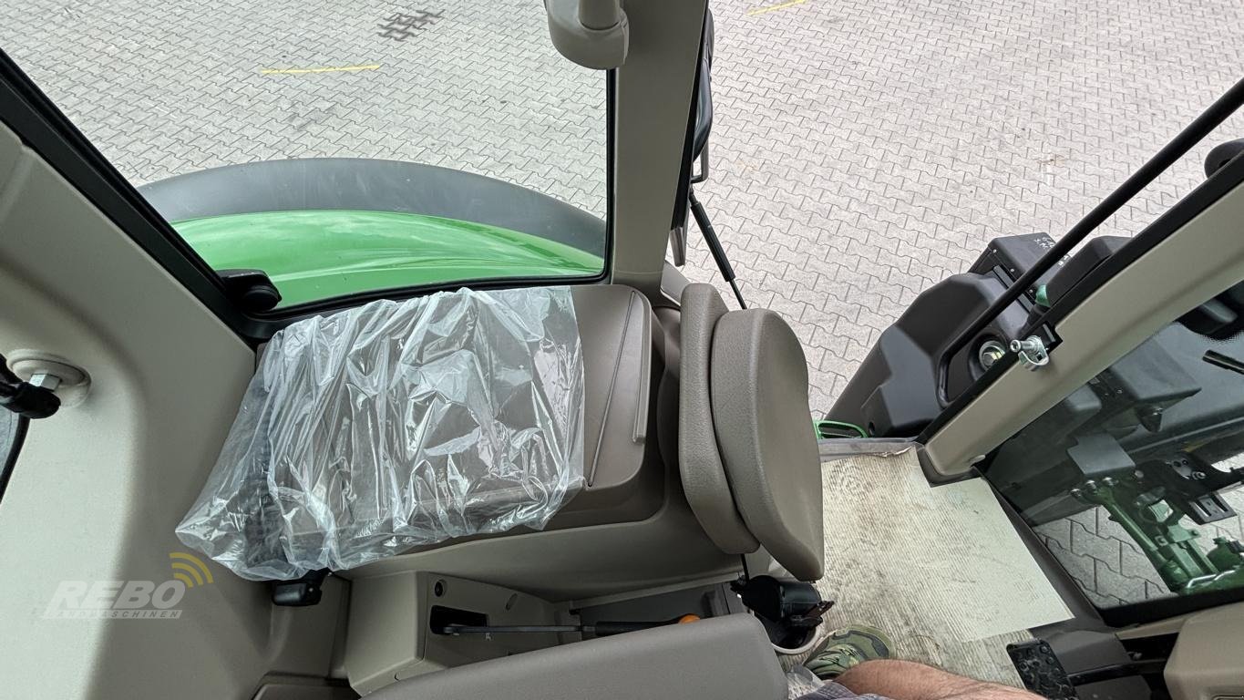 Traktor of the type John Deere TRAKTOR 6120M MIT KABINE, Neumaschine in Nordenham (Picture 24)