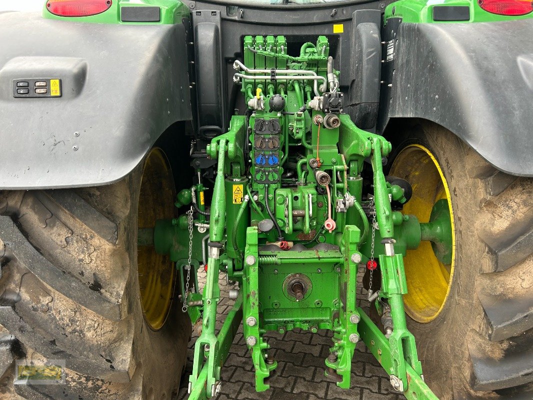 Traktor des Typs John Deere TRAKTOR 6215R, Neumaschine in Grabow (Bild 4)