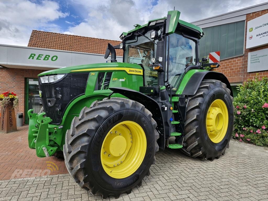 Traktor des Typs John Deere TRAKTOR 7R330, Neumaschine in Visbek/Rechterfeld (Bild 1)