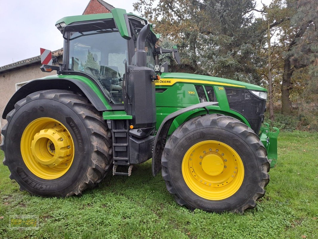 Traktor Türe ait John Deere TRAKTOR 7R330, Neumaschine içinde Neustadt Dosse (resim 1)