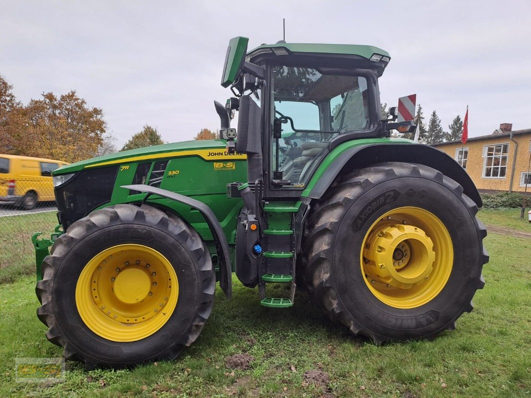 Traktor Türe ait John Deere TRAKTOR 7R330, Neumaschine içinde Neustadt Dosse (resim 4)