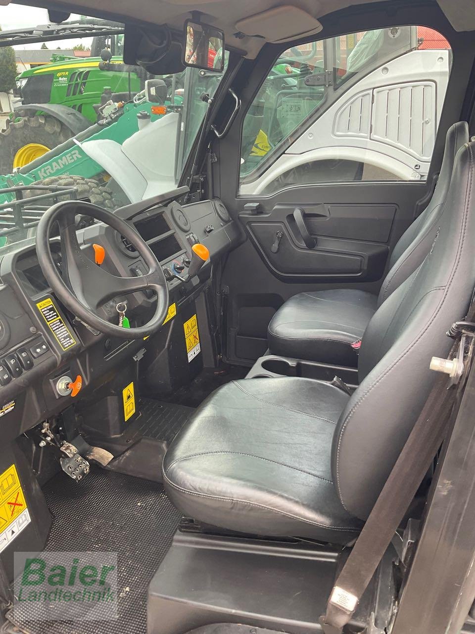 Traktor typu John Deere XUV 865 M mit Klimaanlage, Gebrauchtmaschine v OBERNDORF-HOCHMOESSINGEN (Obrázek 6)