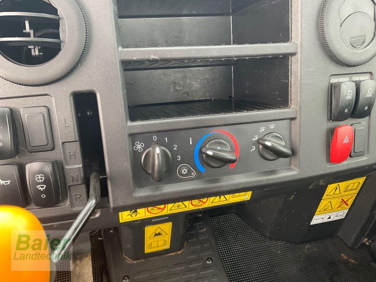 Traktor typu John Deere XUV 865 M mit Klimaanlage, Gebrauchtmaschine v OBERNDORF-HOCHMOESSINGEN (Obrázek 8)