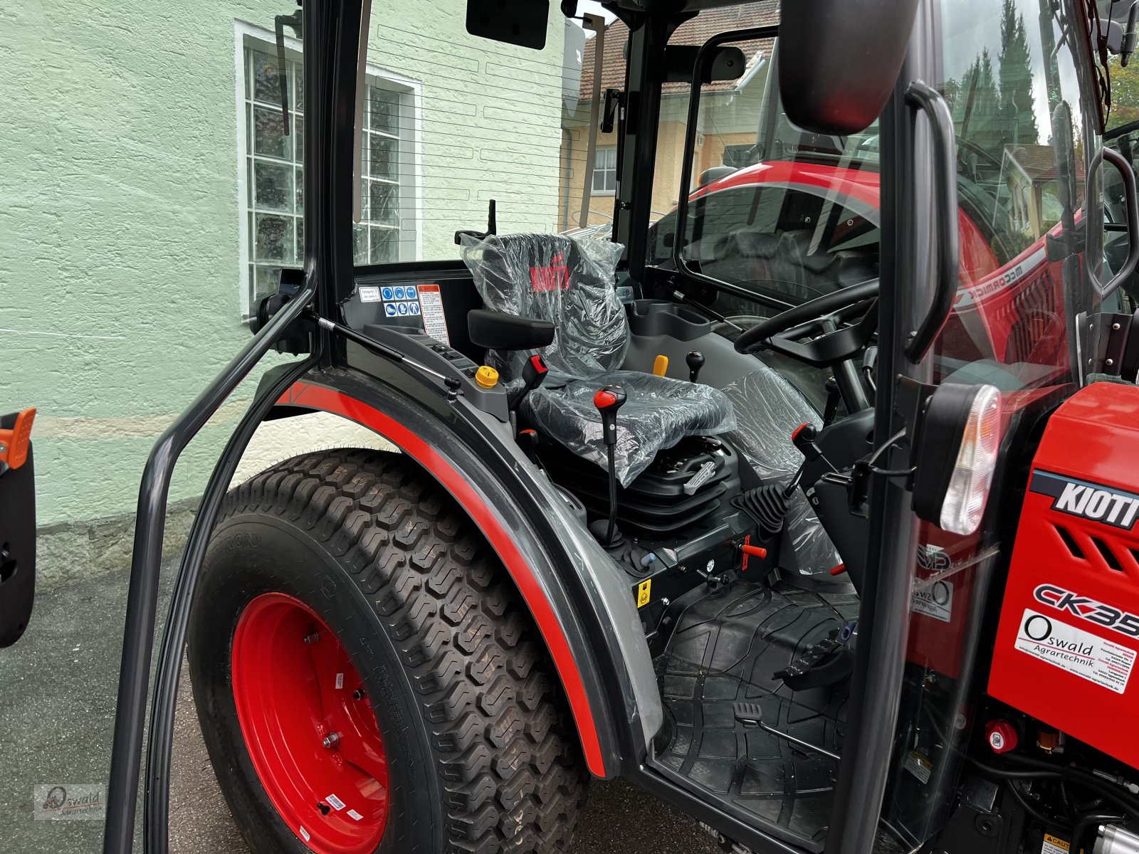 Traktor des Typs Kioti CK 3530C, Neumaschine in Regen (Bild 4)