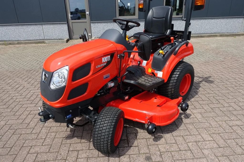 Traktor van het type Kioti CS2510 4wd HST / 0001 Draaiuren / Middenondermaaidek, Gebrauchtmaschine in Swifterband (Foto 4)