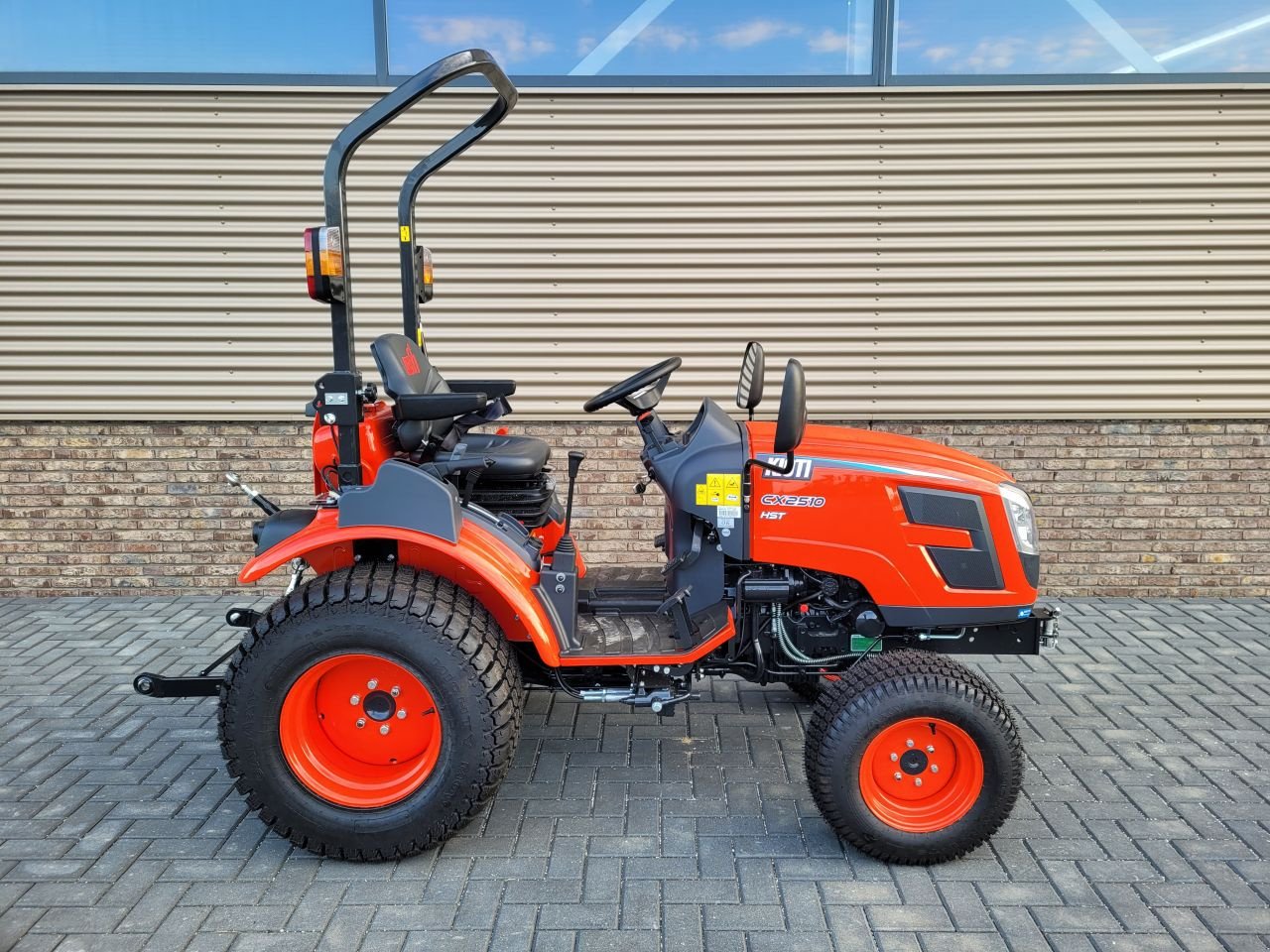 Traktor des Typs Kioti CX-2510 HST, Neumaschine in Houten (Bild 2)