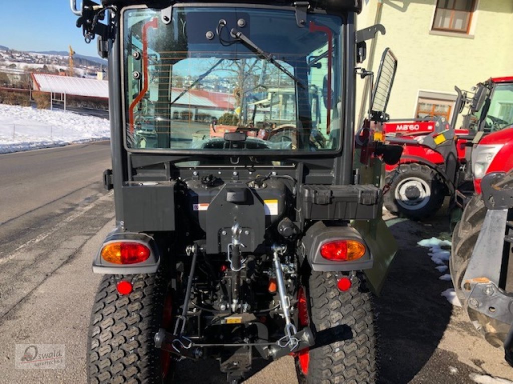 Traktor of the type Kioti CX 2510, Neumaschine in Regen (Picture 2)