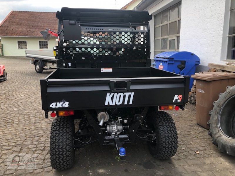 Traktor des Typs Kioti K 9, Neumaschine in Regen (Bild 3)