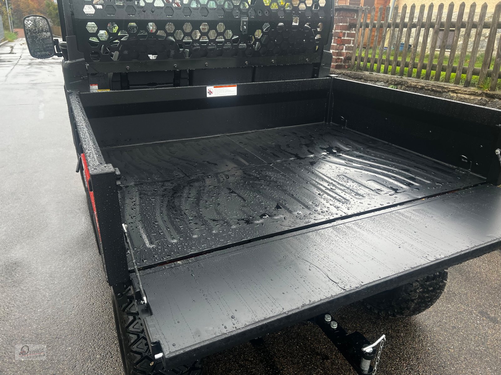 Traktor des Typs Kioti K9 UTV, Neumaschine in Regen (Bild 2)