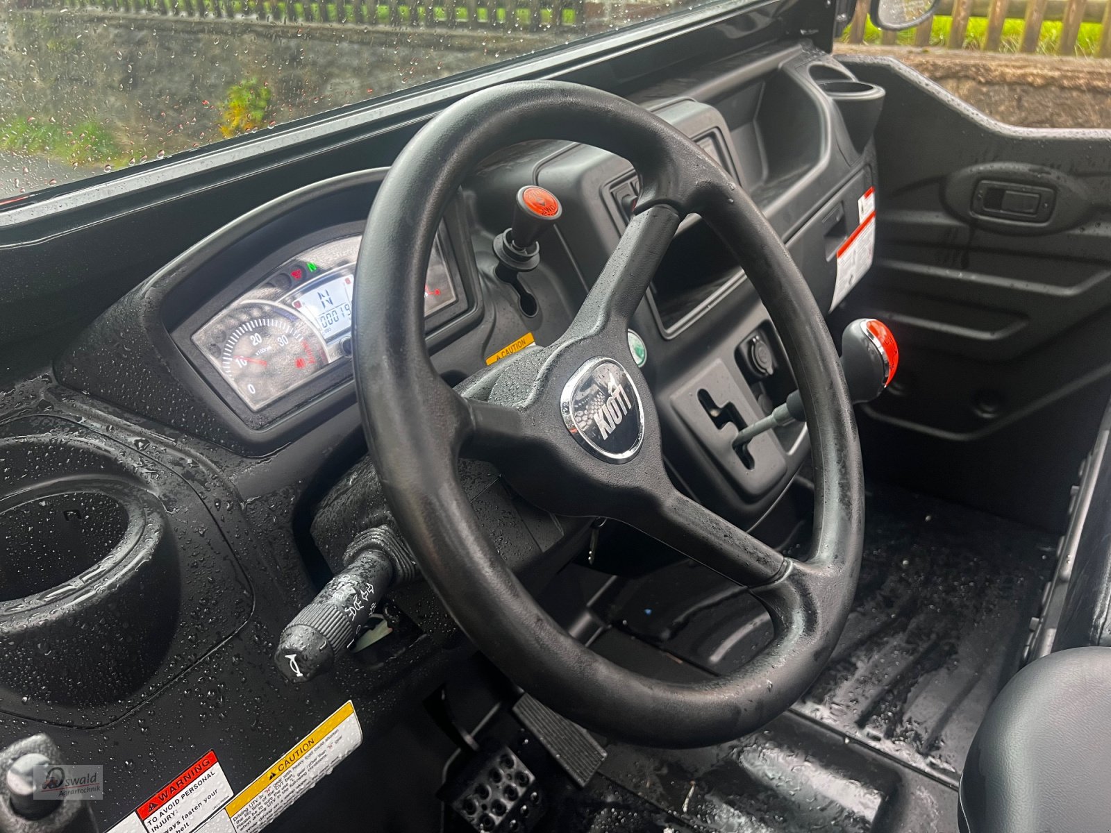 Traktor des Typs Kioti K9 UTV, Neumaschine in Regen (Bild 3)