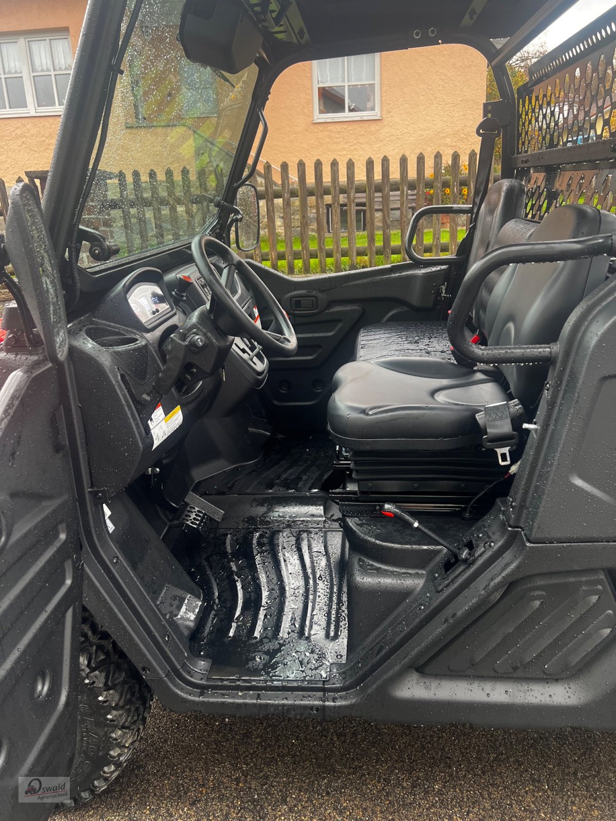 Traktor des Typs Kioti K9 UTV, Neumaschine in Regen (Bild 4)