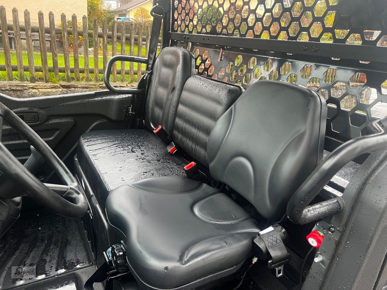 Traktor des Typs Kioti K9 UTV, Neumaschine in Regen (Bild 5)