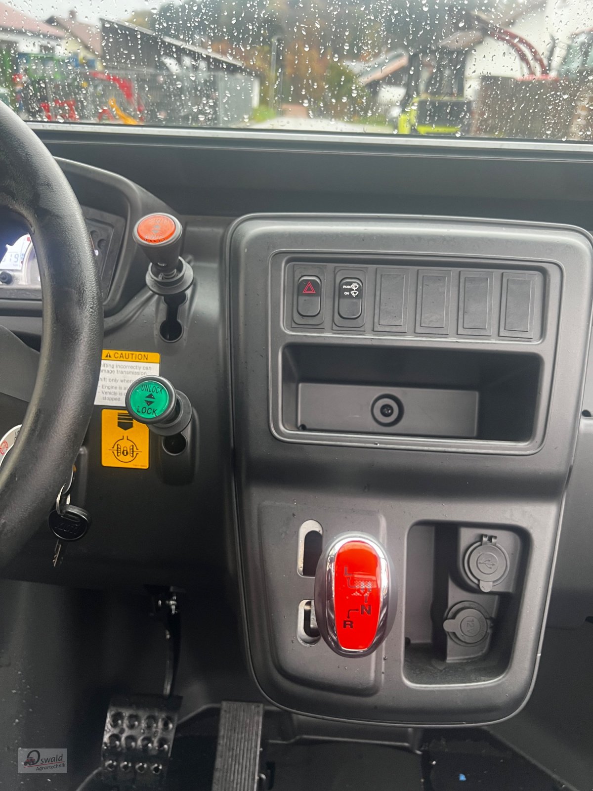 Traktor des Typs Kioti K9 UTV, Neumaschine in Regen (Bild 7)