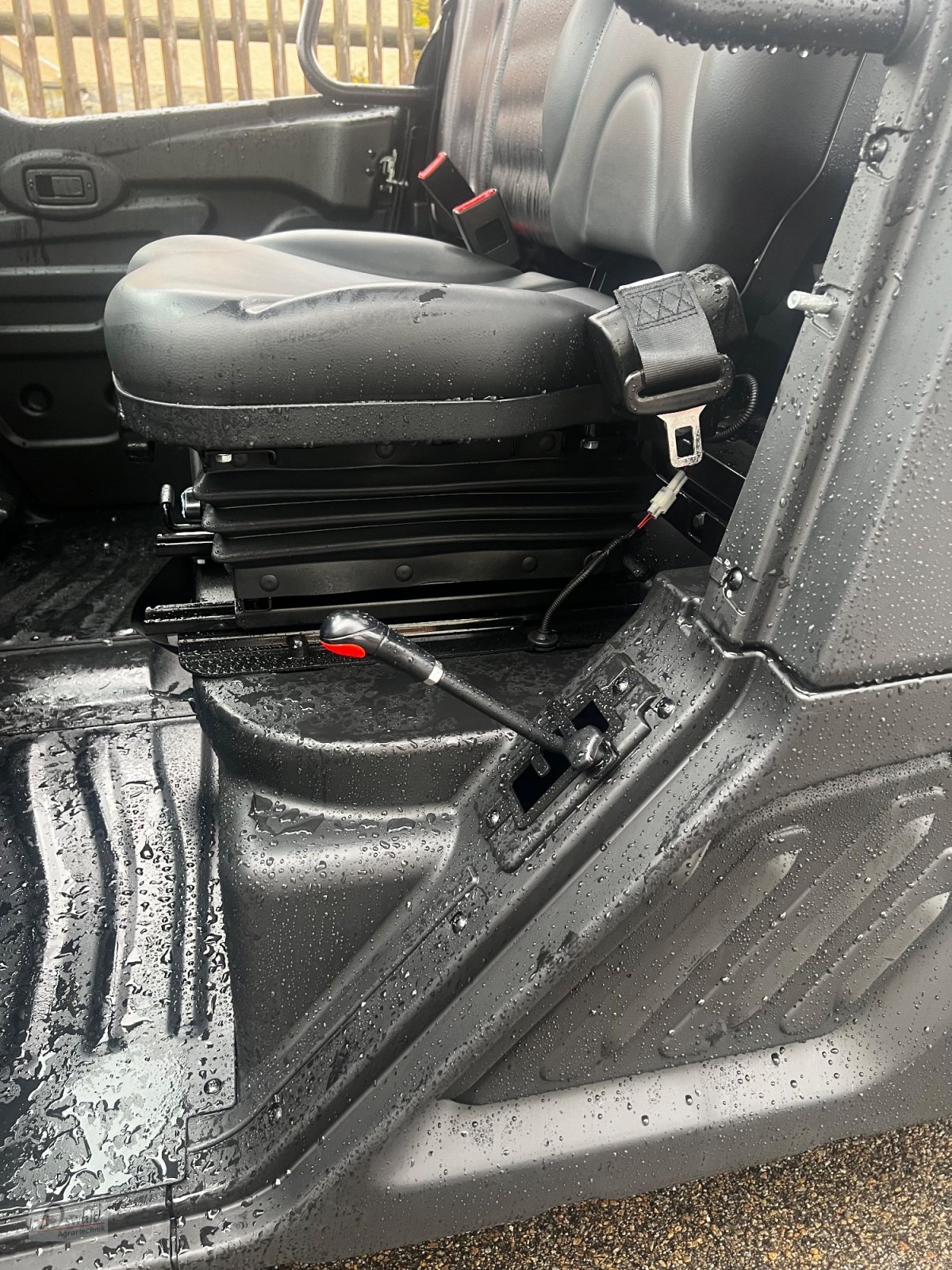 Traktor des Typs Kioti K9 UTV, Neumaschine in Regen (Bild 9)