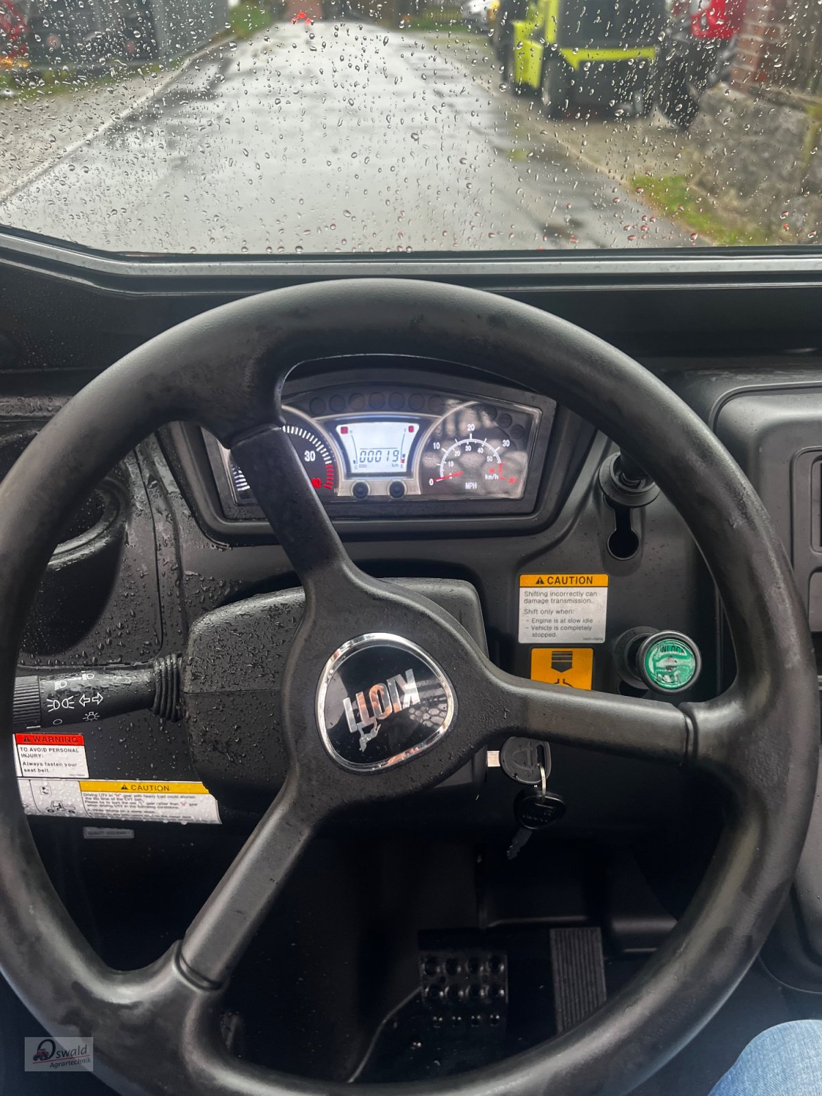 Traktor des Typs Kioti K9 UTV, Neumaschine in Regen (Bild 10)