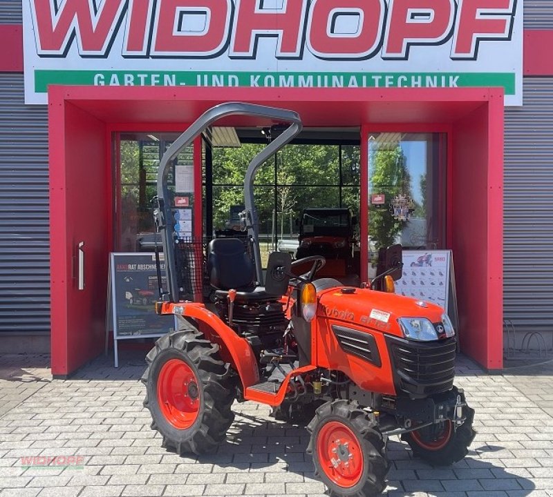 Traktor of the type Kubota B1121, Neumaschine in Aschheim (Picture 1)