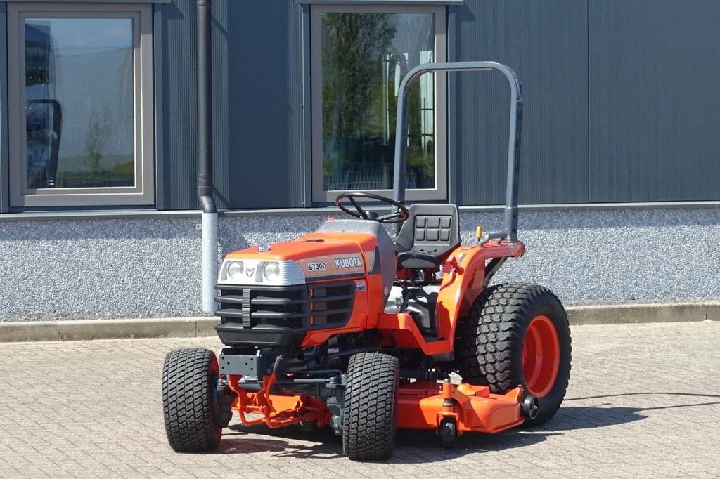 Traktor типа Kubota B7300 4wd HST / 01017 Draaiuren / Middenondermaaidek, Gebrauchtmaschine в Swifterband (Фотография 1)