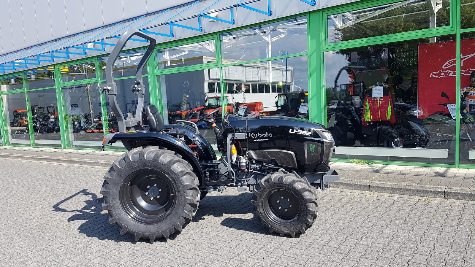Traktor des Typs Kubota L1-382 Hydrostat-Sonderfarbe, Neumaschine in Olpe (Bild 2)