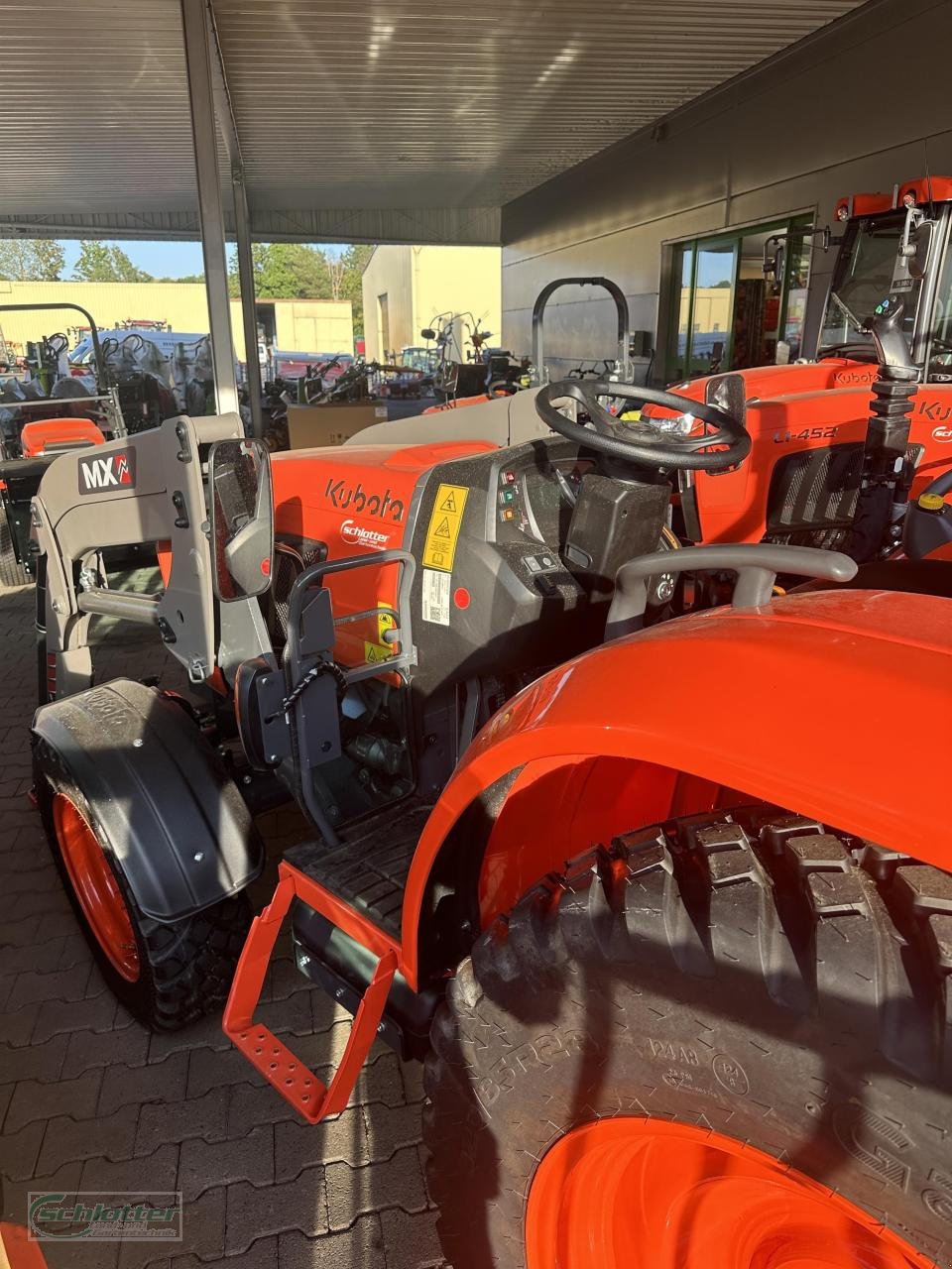 Traktor des Typs Kubota L1-452DHW EC mit Frontlader, Neumaschine in Idstein-Wörsdorf (Bild 3)