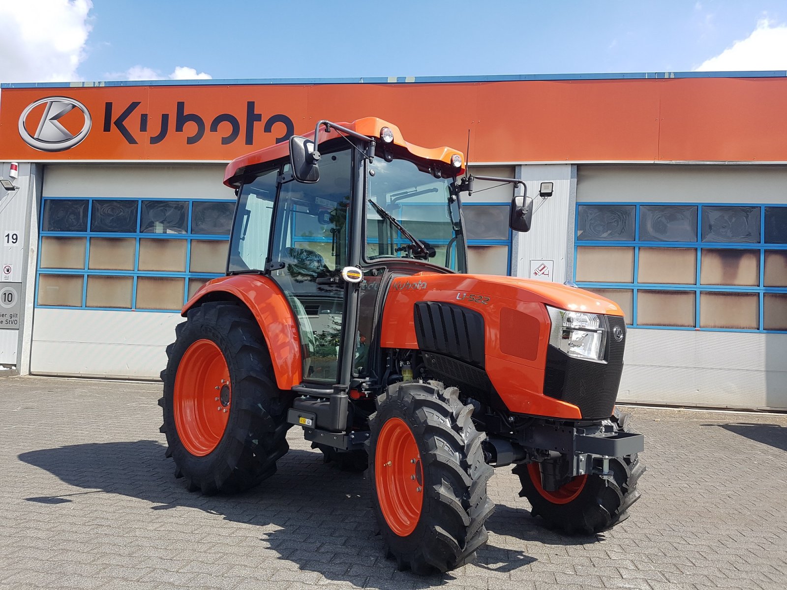 Traktor des Typs Kubota L1-522 CAB ab 0,99%, Neumaschine in Olpe (Bild 4)