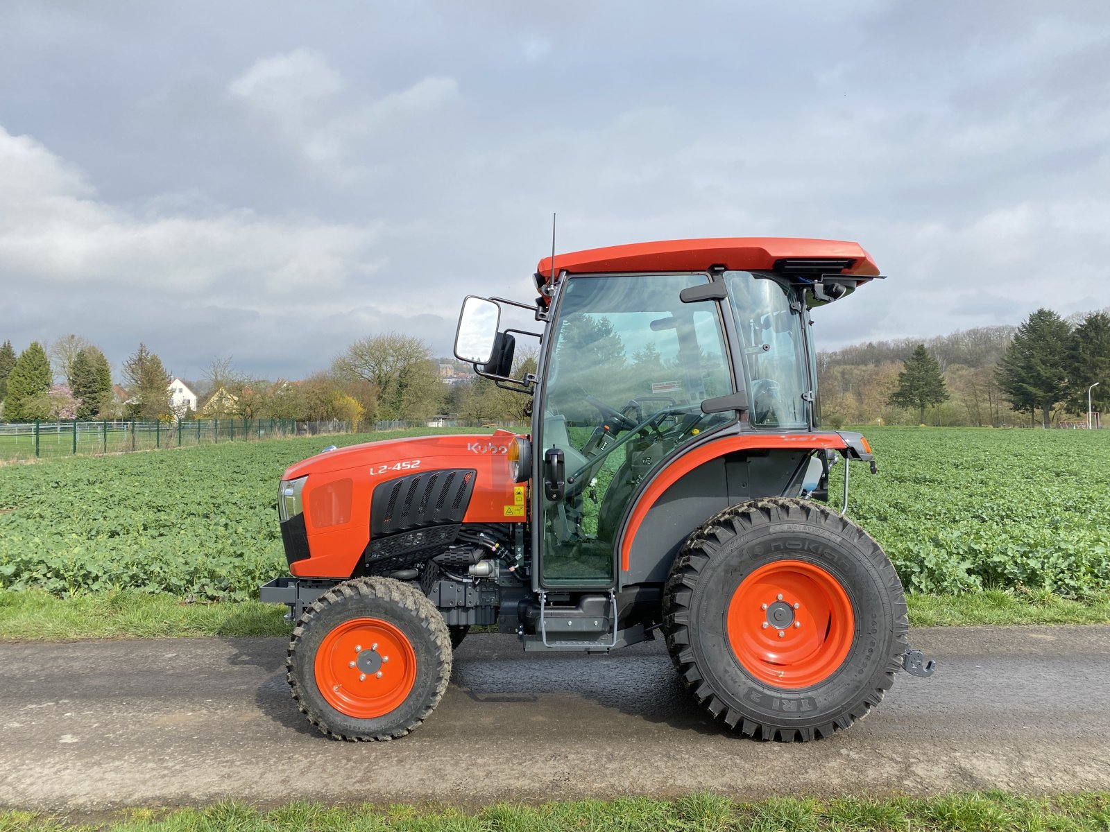 Traktor of the type Kubota L2-452 H CAB, Neumaschine in Lollar, Ruttershausen (Picture 2)