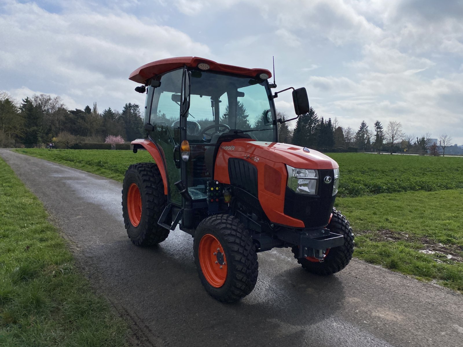 Traktor of the type Kubota L2-452 H CAB, Neumaschine in Lollar, Ruttershausen (Picture 3)
