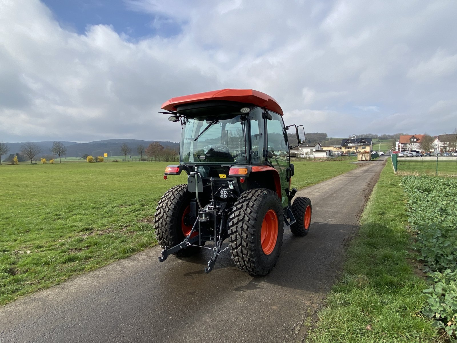Traktor of the type Kubota L2-452 H CAB, Neumaschine in Lollar, Ruttershausen (Picture 5)