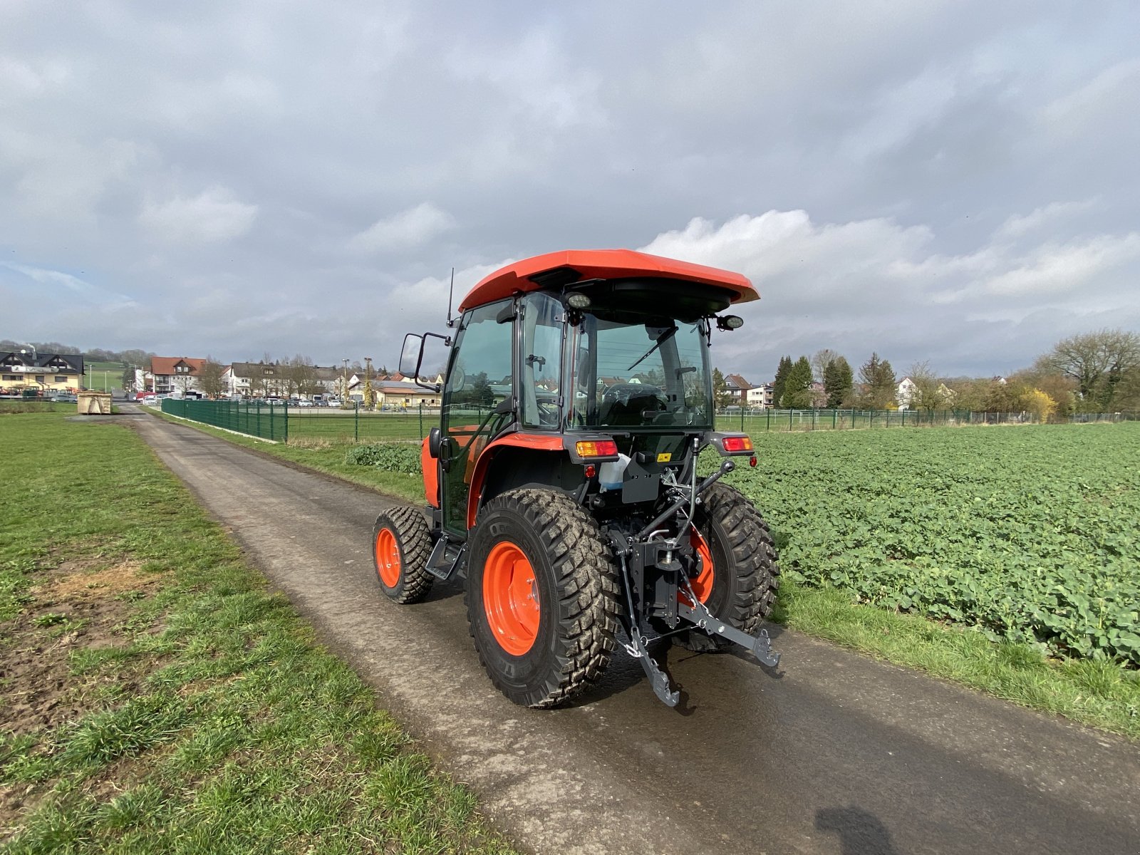 Traktor of the type Kubota L2-452 H CAB, Neumaschine in Lollar, Ruttershausen (Picture 8)