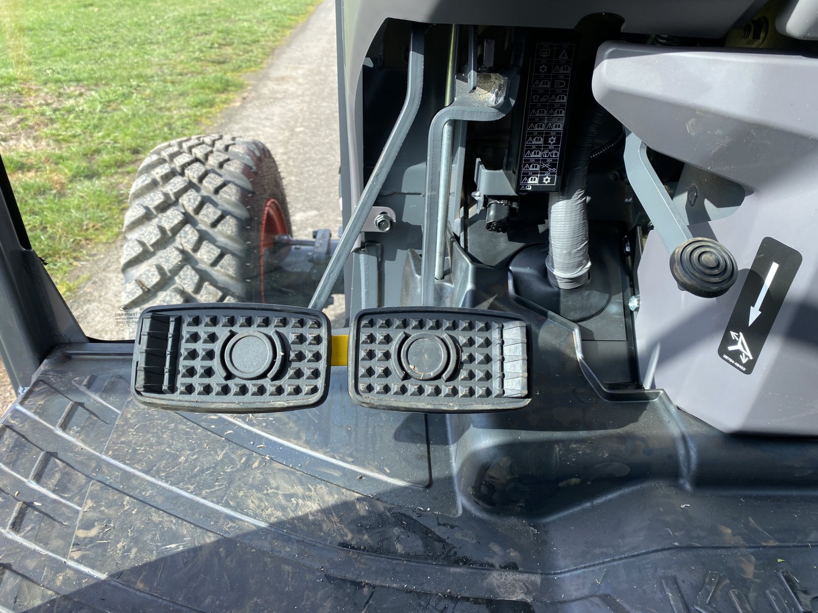 Traktor of the type Kubota L2-452 H CAB, Neumaschine in Lollar, Ruttershausen (Picture 12)