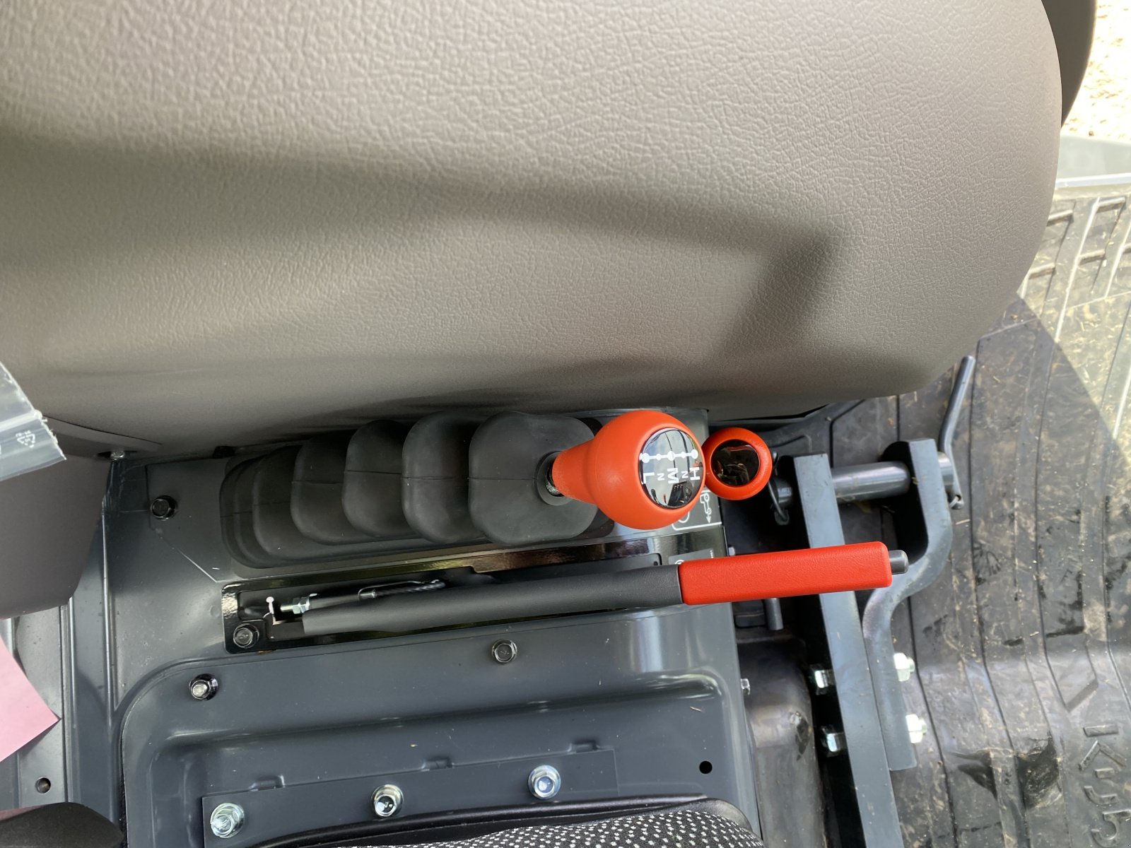 Traktor of the type Kubota L2-452 H CAB, Neumaschine in Lollar, Ruttershausen (Picture 15)