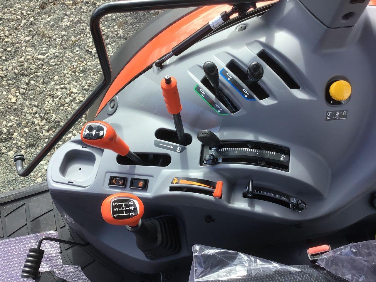 Traktor des Typs Kubota M 4063 DTHQ18 EC KABINE, Neumaschine in Burgbernheim (Bild 4)