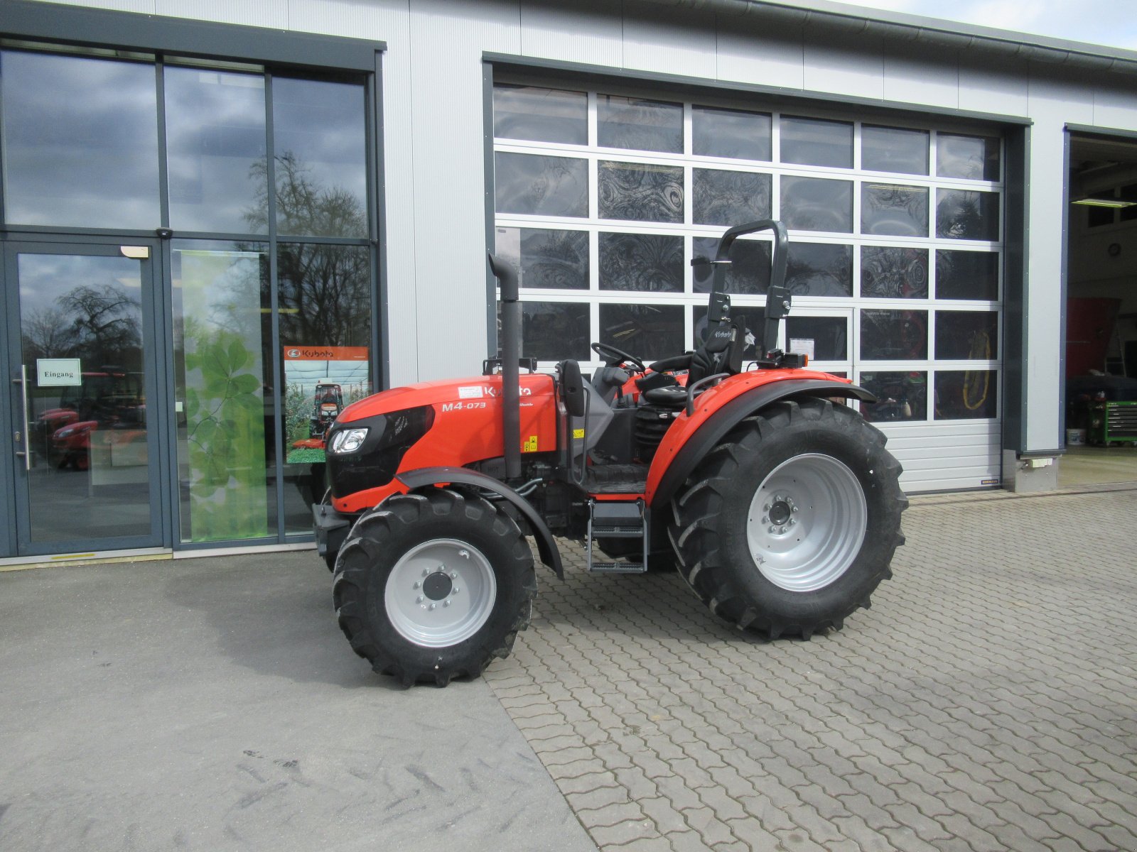 Traktor des Typs Kubota M 4073 Rops LS, Neumaschine in Waischenfeld (Bild 3)
