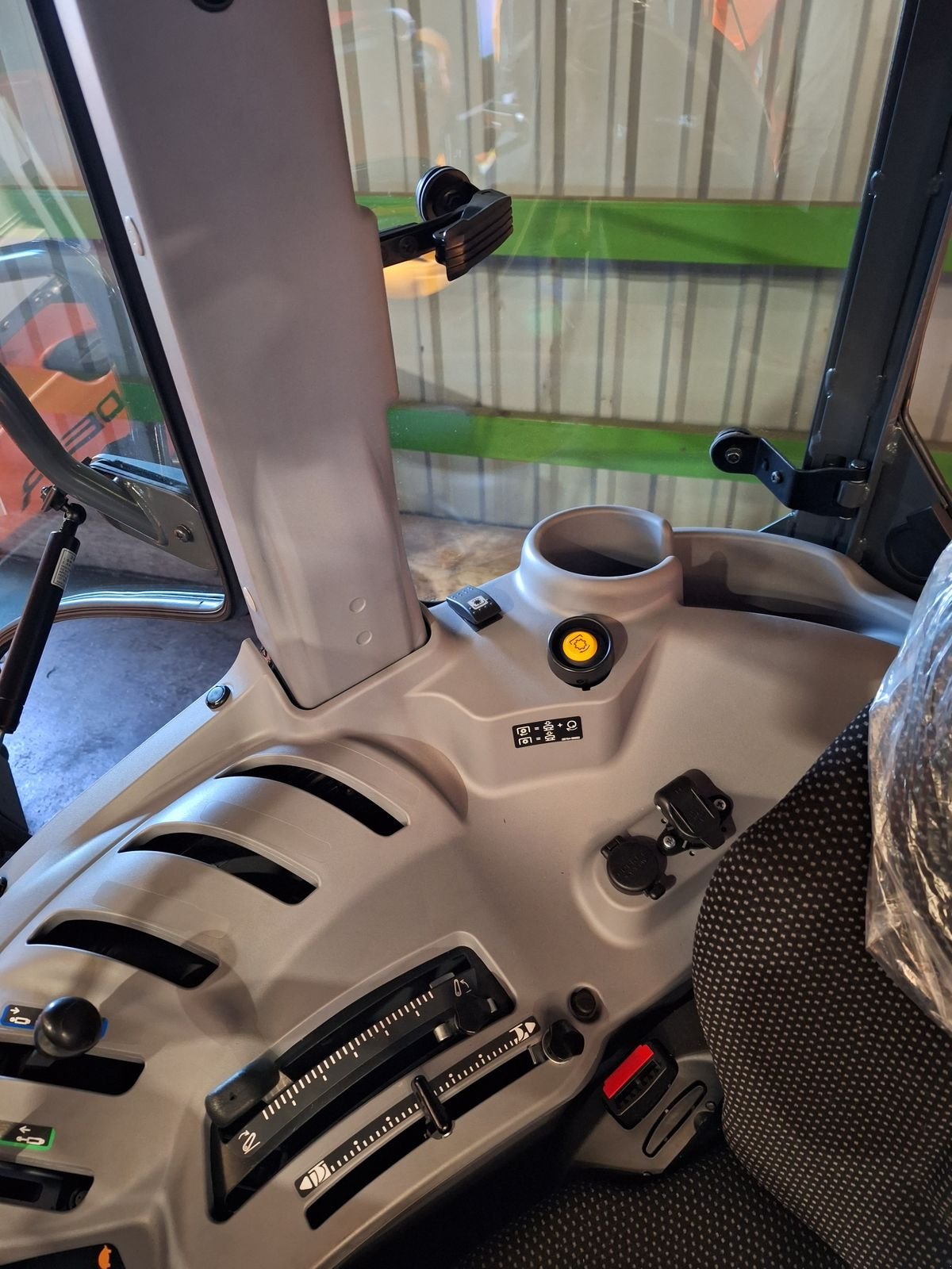 Traktor des Typs Kubota M 5091 Q, Neumaschine in Bergheim (Bild 5)