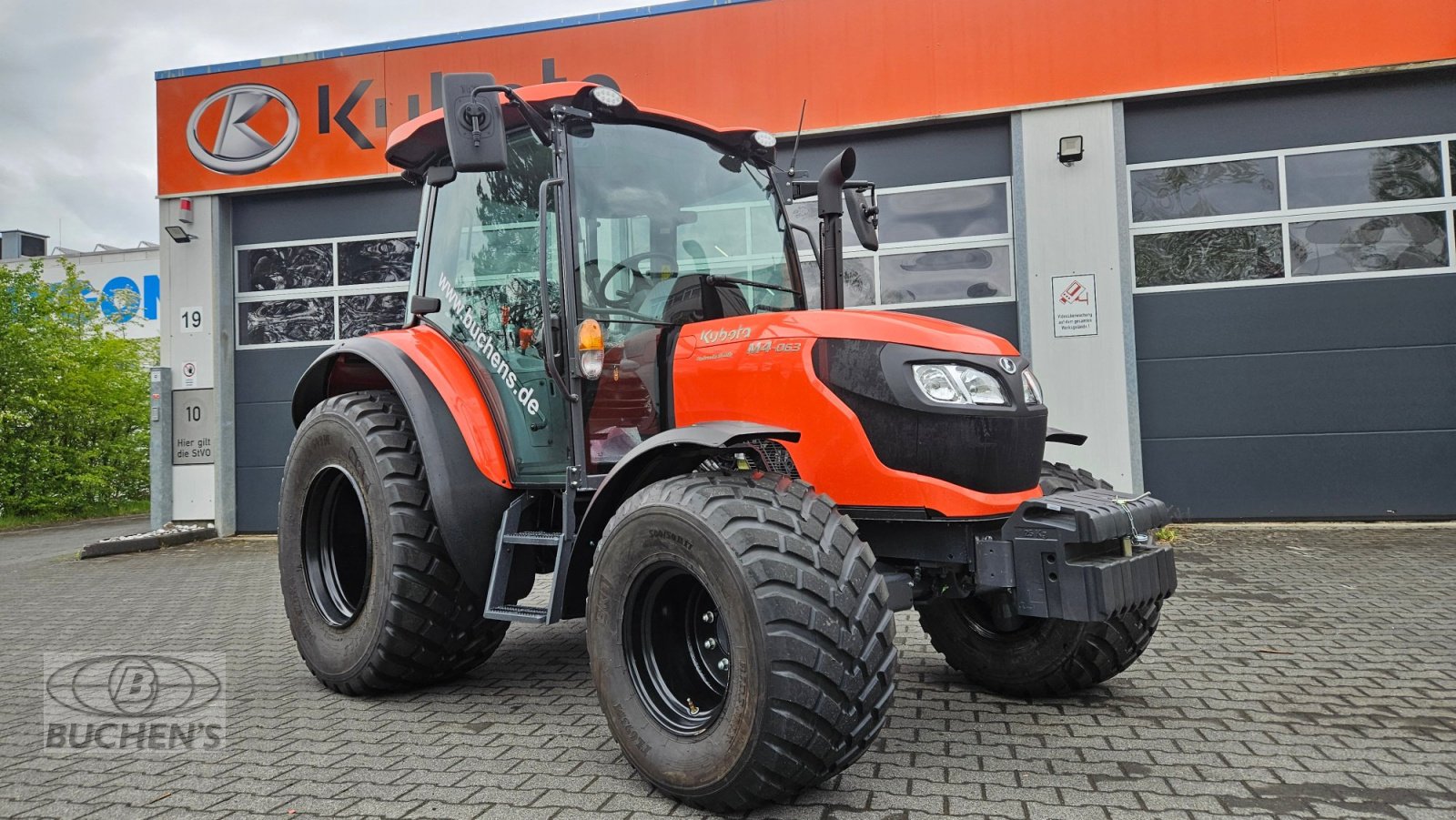 Traktor типа Kubota M4-063 CAB, Gebrauchtmaschine в Olpe (Фотография 1)