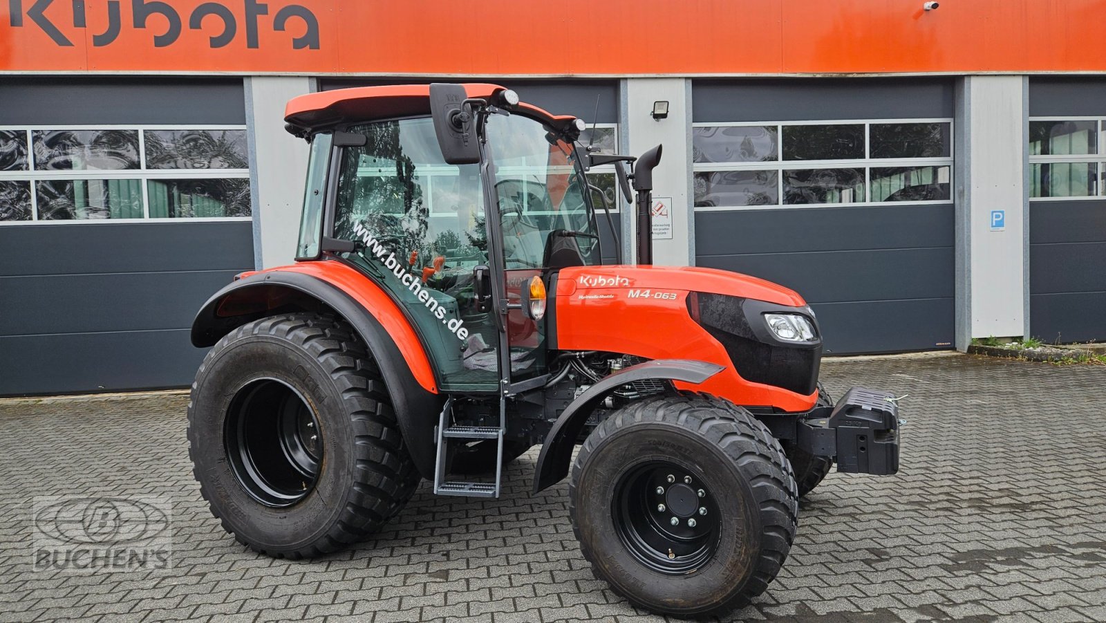 Traktor типа Kubota M4-063 CAB, Gebrauchtmaschine в Olpe (Фотография 2)