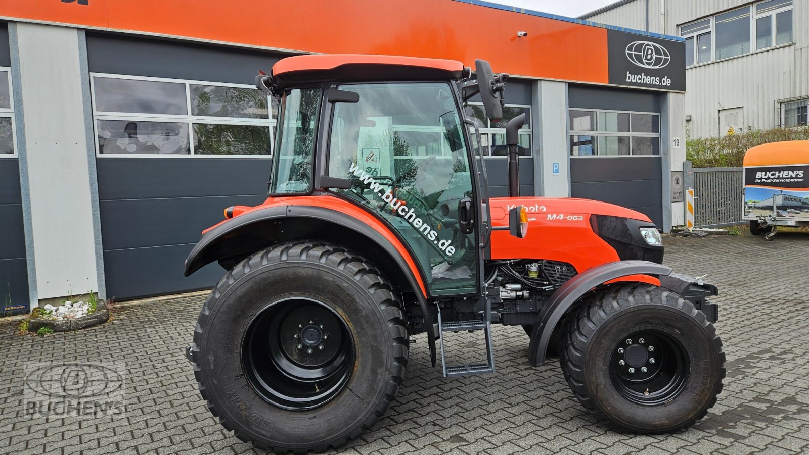 Traktor типа Kubota M4-063 CAB, Gebrauchtmaschine в Olpe (Фотография 12)