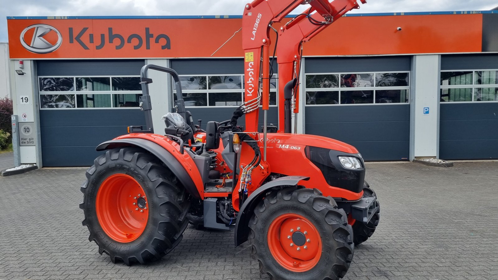 Traktor des Typs Kubota M4-063  ROPS incl Frontlader, Neumaschine in Olpe (Bild 4)