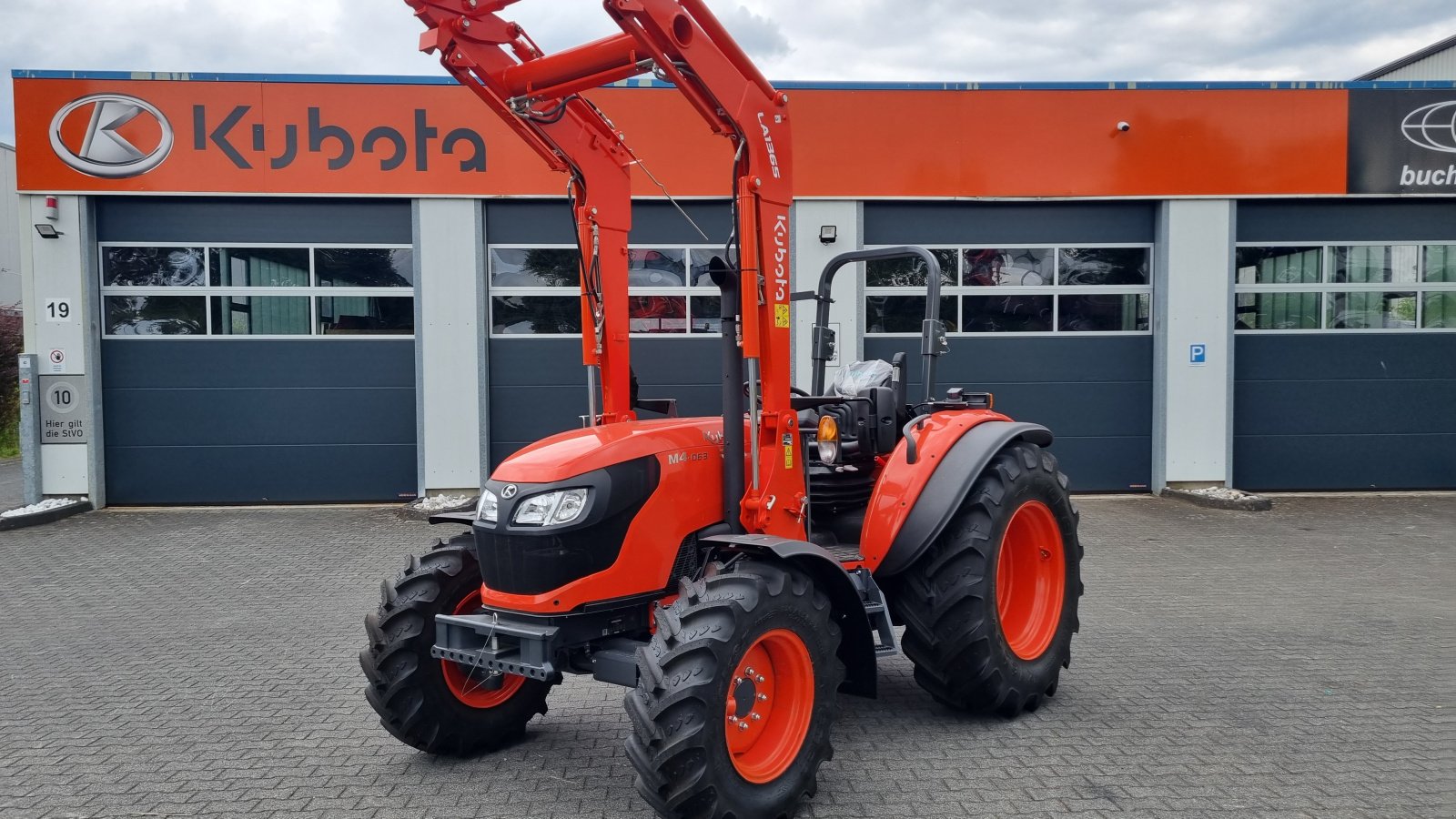 Traktor des Typs Kubota M4-063  ROPS incl Frontlader, Neumaschine in Olpe (Bild 12)