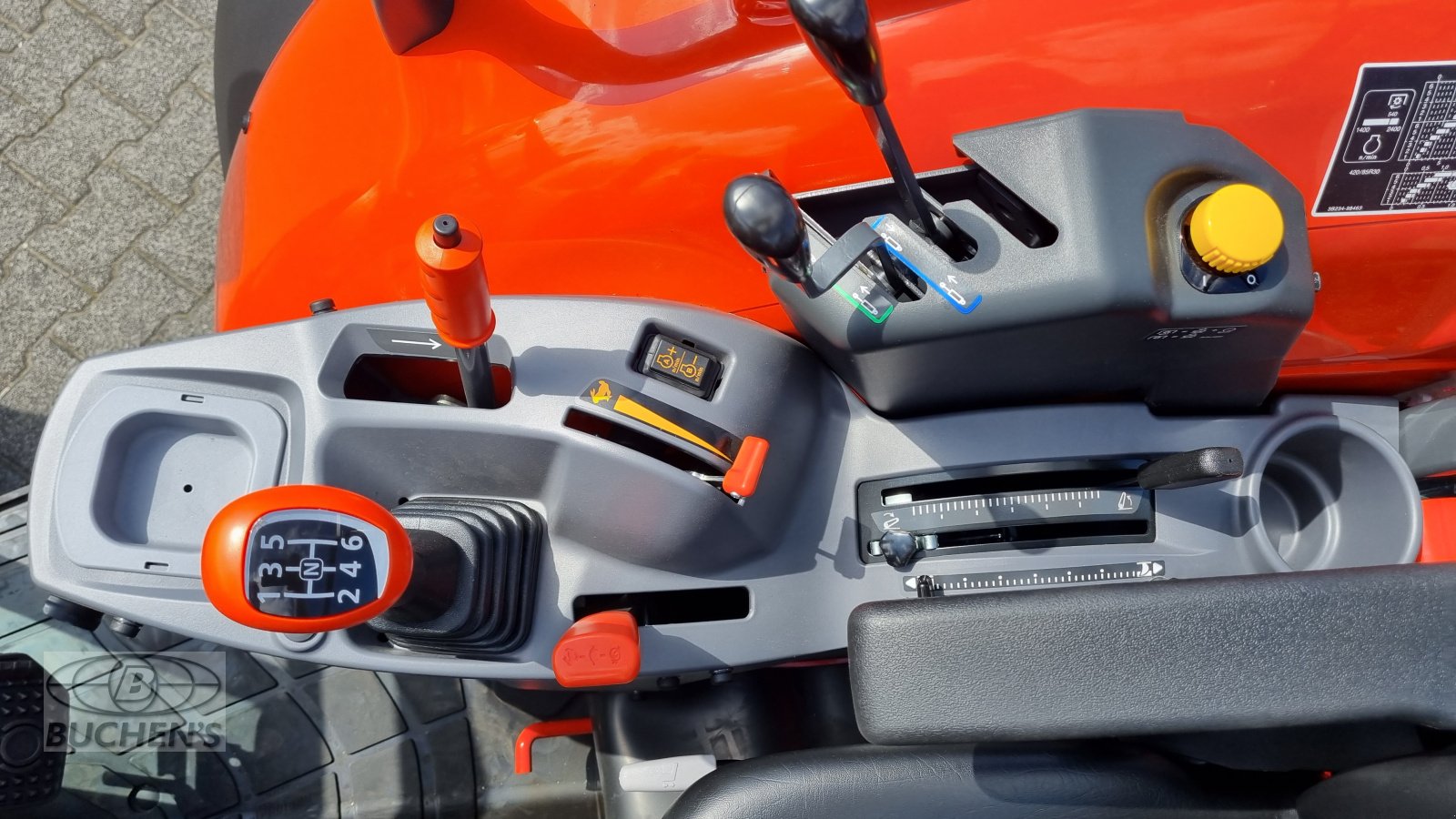 Traktor des Typs Kubota M4-063 ROPS, Neumaschine in Olpe (Bild 4)