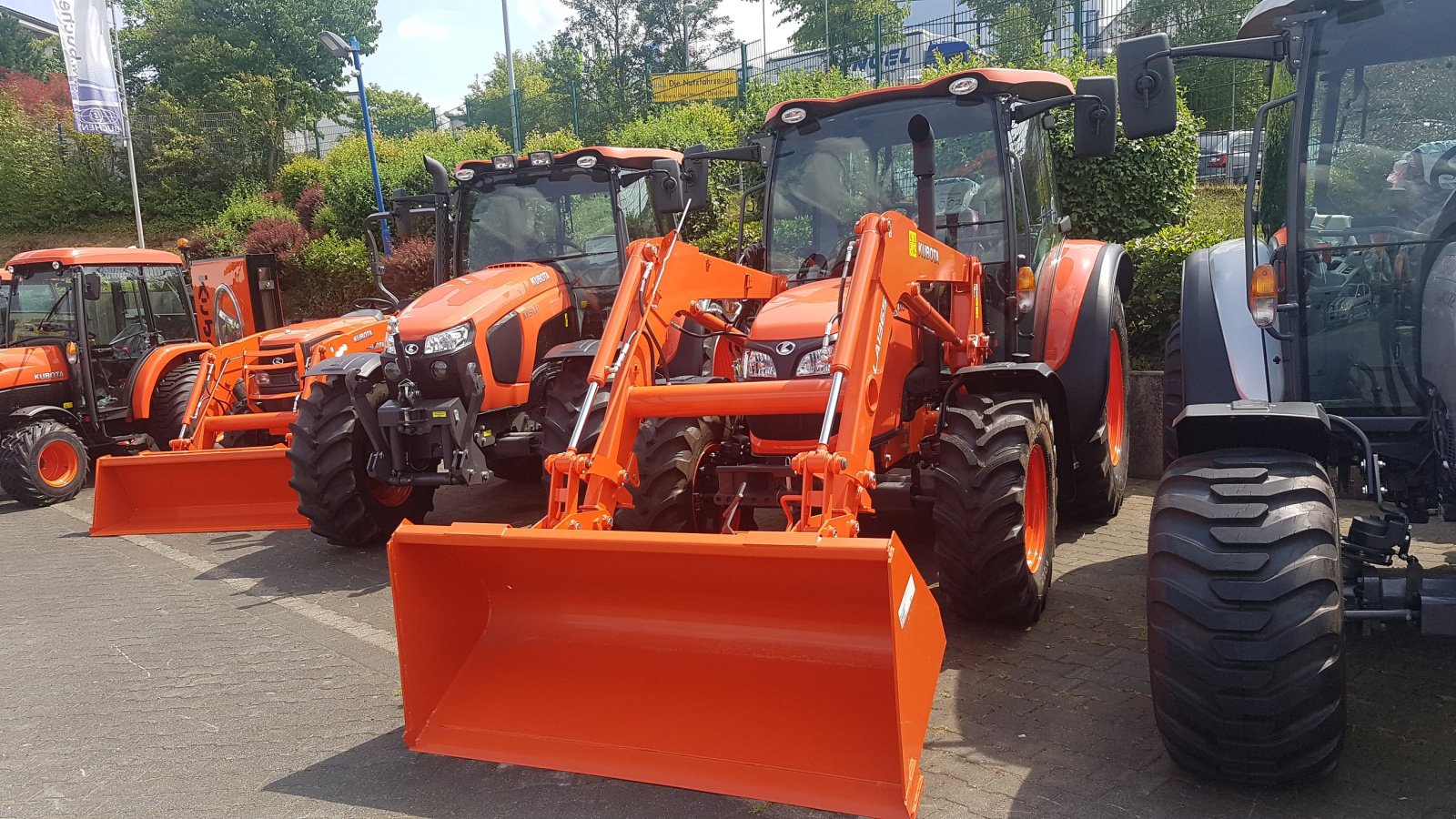 Traktor des Typs Kubota M4063 Frontlader, Neumaschine in Olpe (Bild 12)