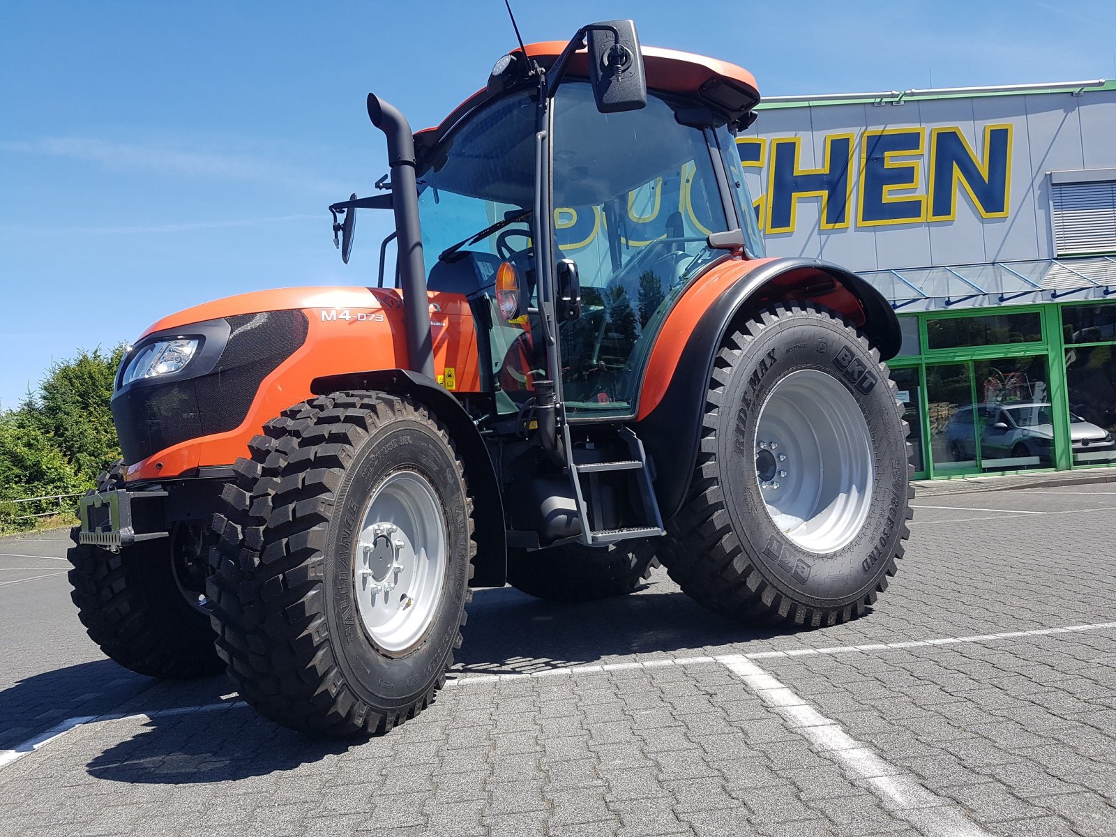 Traktor des Typs Kubota M4073 CAB, Neumaschine in Olpe (Bild 1)