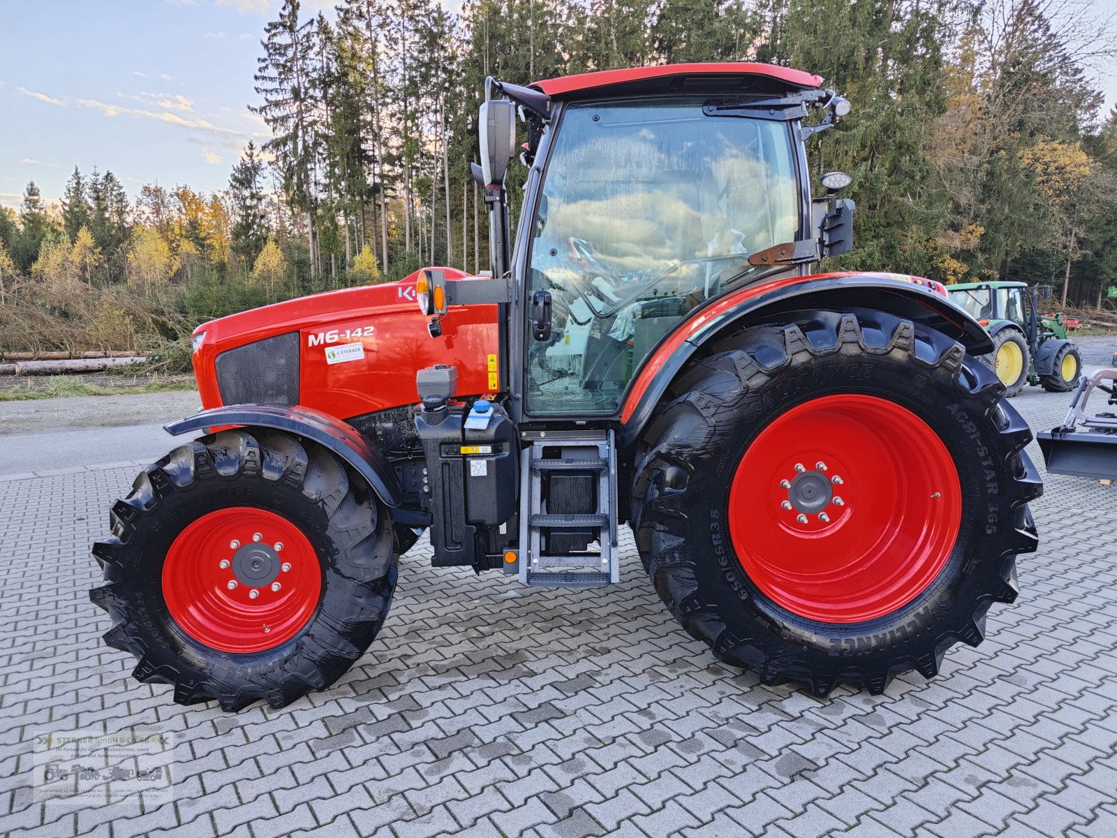 Traktor des Typs Kubota M6-142, Neumaschine in Eging am See (Bild 3)