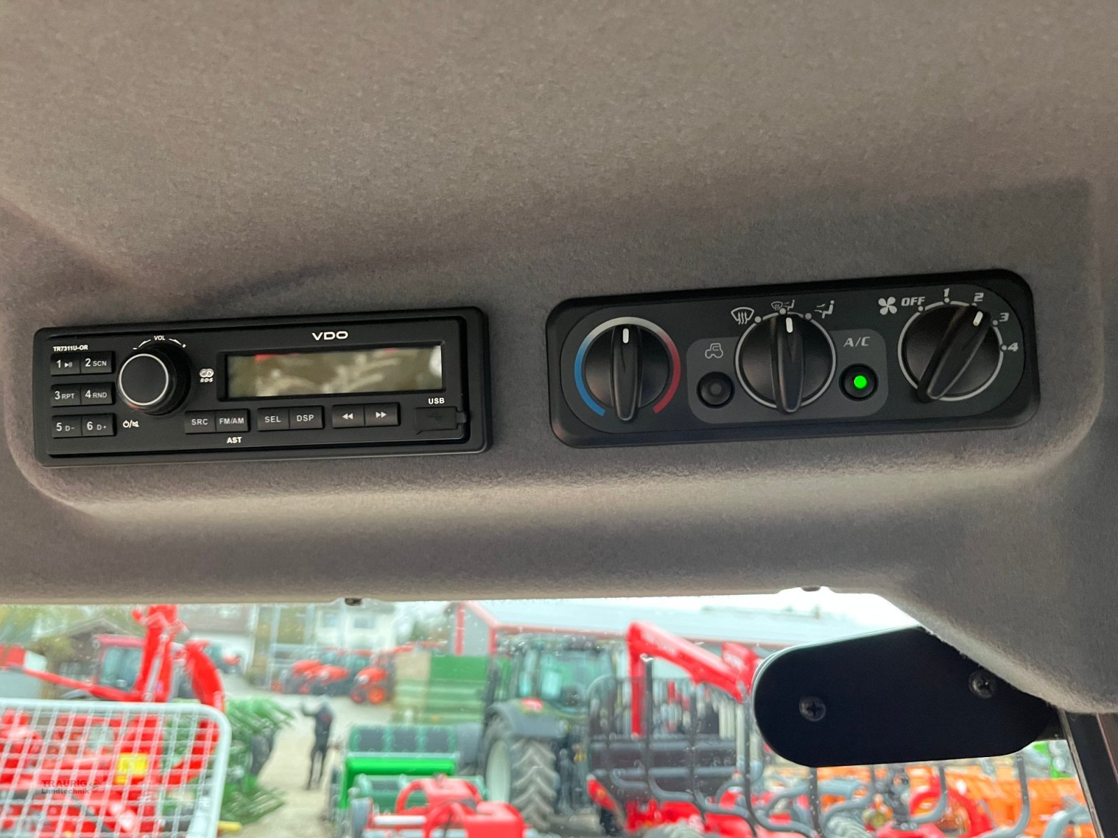 Traktor van het type Kubota M6040, Gebrauchtmaschine in Mainburg/Wambach (Foto 7)