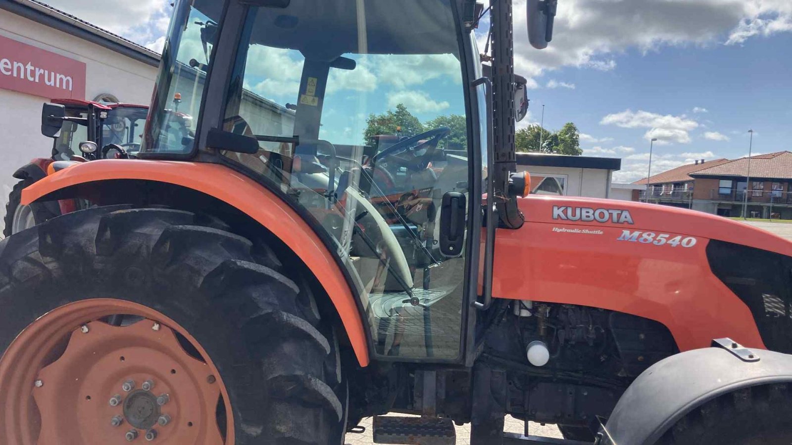 Traktor des Typs Kubota M8540N, Gebrauchtmaschine in Aulum (Bild 3)